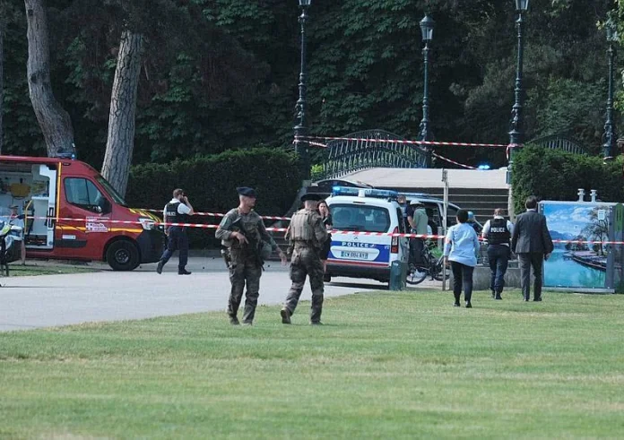Επίθεση με μαχαίρι σε τρίχρονα παιδιά σε πάρκο στη Γαλλία – Σε κρίσιμη κατάσταση τα τρία