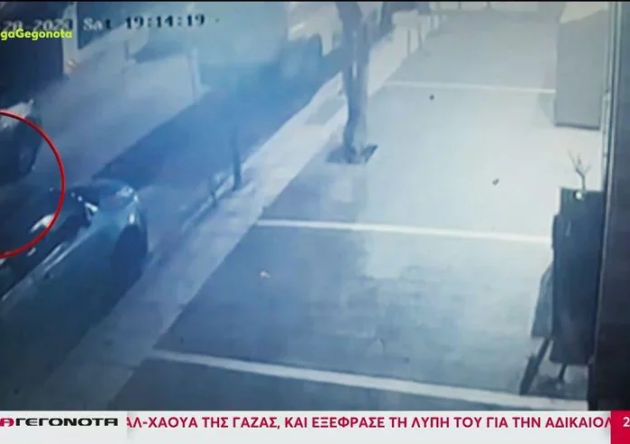 Εξάρχεια: Μολότοφ και πέτρες στην περιοχή μετά τον τραυματισμό της 16χρονης