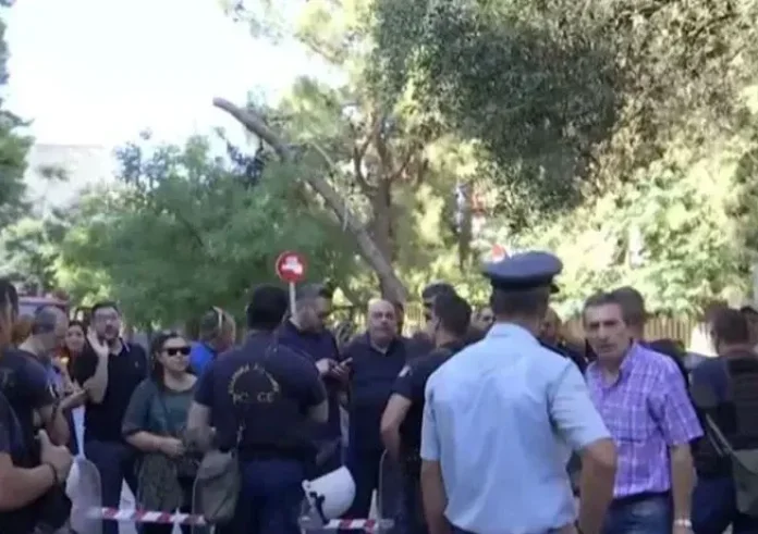 Άνω Πατήσια: Αδιανόητο να μας πετούν στον δρόμο με τέτοιο τρόπο – Ο «Γολγοθάς» της γυναίκας που της κάνουν έξωση