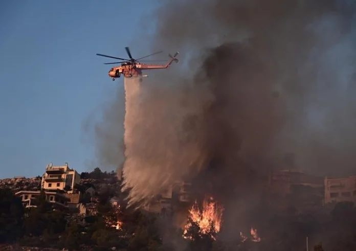 Φωτιά τώρα στα Δερβενοχώρια: Μήνυμα του 112 στους κατοίκους της Αττικής λόγω καπνού