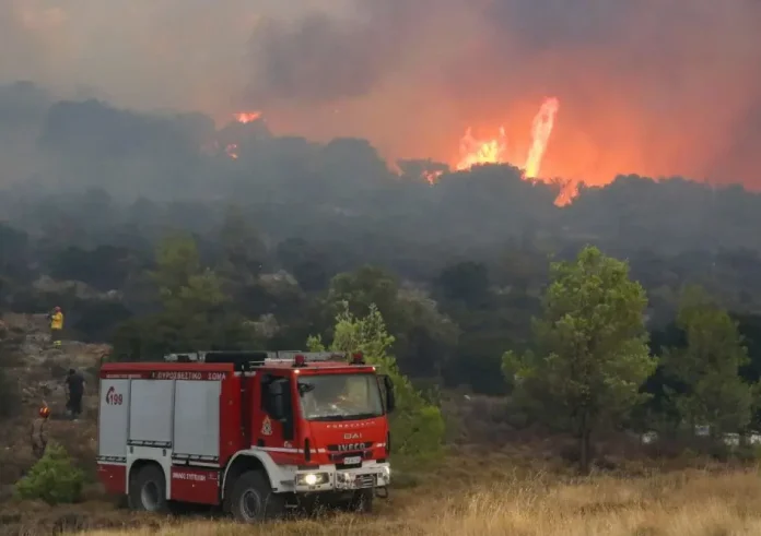 Μαίνεται η φωτιά στην Πάρνηθα: Εκκενώνεται η Αγ. Παρασκευή, στα πρώτα σπίτια οι φλόγες