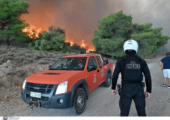 Φωτιές: Πάνω από 90 απεγκλωβισμοί στη Φυλή - Τραυματίστηκαν αστυνομικοί της ΟΠΚΕ