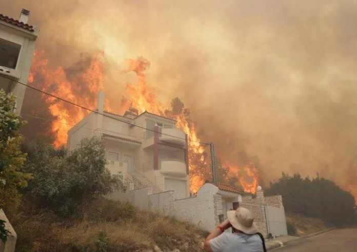 Ανεξέλεγκτη η φωτιά στη Φυλή: Καίγονται σπίτια – Εκκενώνονται Άνω Λιόσια, Γεννηματά και Κανάλα