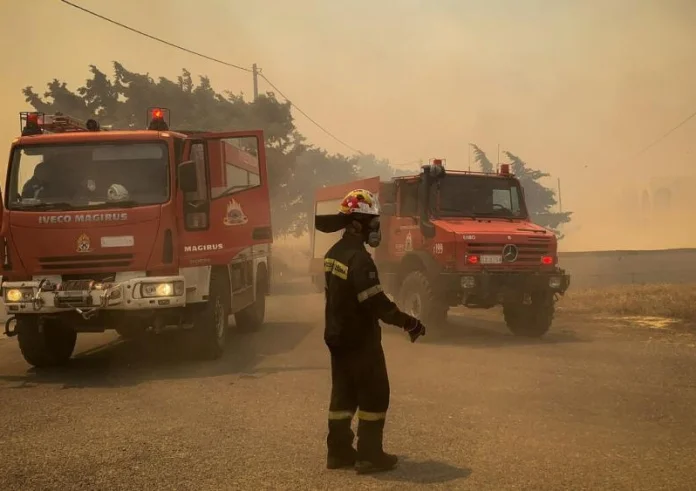 Χωρίς ενεργά μέτωπα στη Μαγνησία - Μάχη με τις αναζωπυρώσεις σε Ρόδο, Κάρυστο και Κέρκυρα