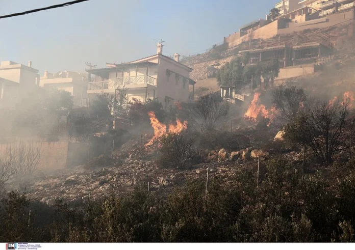 Αναζωπύρωση της φωτιάς στη Σαρωνίδα - Έκκληση για εναέρια μέσα
