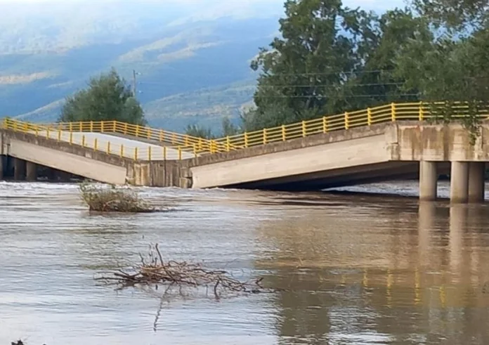 Κατέρρευσε η γέφυρα στον Παλαιόπυργο Λάρισας – Παραμένει κλειστή η Εθνική Οδός Αθηνών-Θεσσαλονίκης