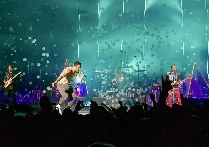Imagine Dragons: Διεξάγεται κανονικά η συναυλία παρά την κακοκαιρία - Αντιδρούν οι θεατές