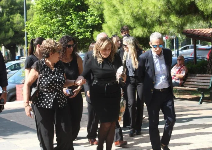 Γιάννης Ιωαννίδης: Σε βαρύ κλίμα η επιμνημόσυνη δέηση στη Βούλα -Συντετριμμένες η σύζυγος και η κόρη του