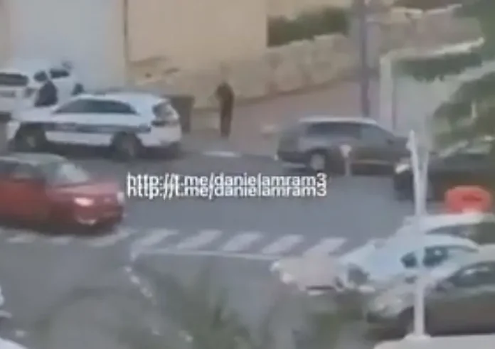 Ισραήλ: Σοκαριστικό βίντεο με ενόπλους να πυροβολούν πολίτη που οδηγεί το αυτοκίνητό του