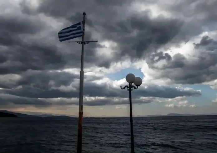 Καιρός αύριο: Πτώση της θερμοκρασίας και τοπικές καταιγίδες