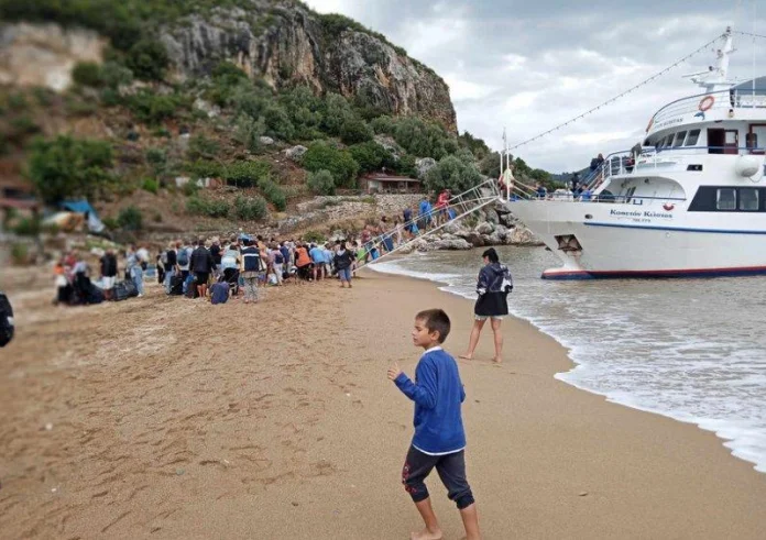 Κακοκαιρία Daniel: Απομακρύνθηκαν διά θαλάσσης οι εγκλωβισμένοι από Μικρό και Πλατανιά Βόλου