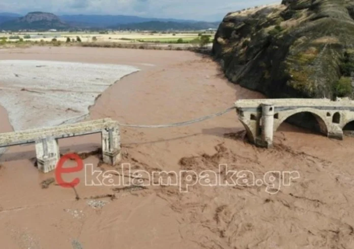 Καλαμπάκα: Έπεσε το πέτρινο τοξωτό γεφύρι της Σαρακίνας