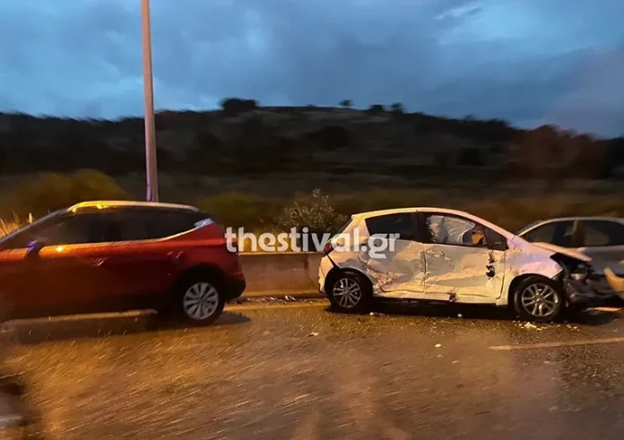 Καραμπόλα τεσσάρων αυτοκινήτων στη Θεσσαλονίκη – Τρεις τραυματίες