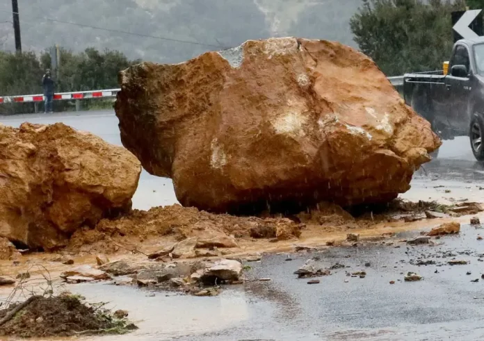 Κακοκαιρία Elias: Κατολίσθηση στο Αίγιο, προκάλεσε προβλήματα στην εθνική οδό – Ακινητοποιημένα αυτοκίνητα