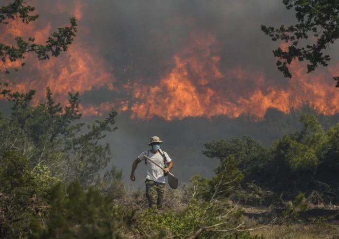 Πύρινος εφιάλτης σε Κέρκυρα και Ρόδο: Μάχη με τις φλόγες για να σωθούν χωριά - Εκκενώνονται οικισμοί