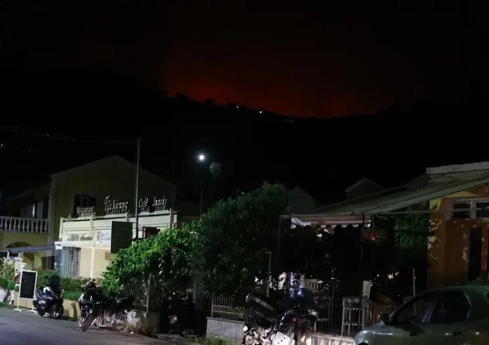 Φωτιά τώρα στην Κέρκυρα: Εκκενώνονται ακόμη 10 περιοχές – Έφτασε στα πρώτα σπίτια