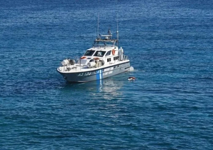 Χειροπέδες σε τρία άτομα που έπνιξαν πέντε μετανάστες, πετώντας τους στη θάλασσα