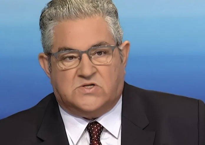 Debate: Ο Κουτσούμπας έβαλε γραβάτα - Είμαστε όλοι μαζεμένοι, ας είμαστε σουλουπωμένοι