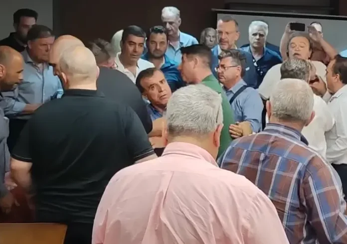 Κακός χαμός σε δημοτικό συμβούλιο στην Κόρινθο – Ποιος π@@@ης το είπε αυτό;
