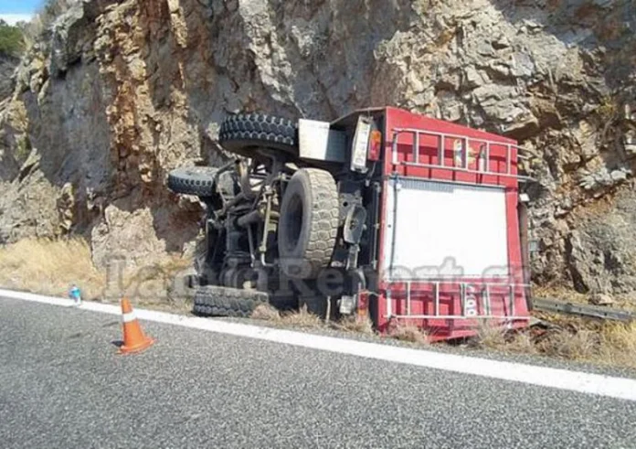 Φωκίδα: Ανατροπή πυροσβεστικού οχήματος με δύο τραυματίες