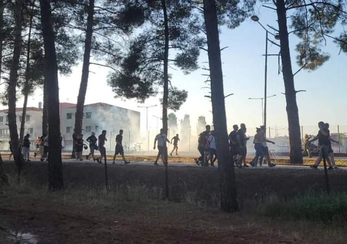 Λάρισα: Ένταση και χημικά έξω από την Περιφέρεια Θεσσαλίας όπου βρίσκεται ο Κυριάκος Μητσοτάκης