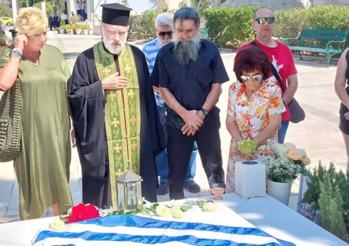 Τρισάγιο από τη Δήμητρα Λιάνη στον τάφο του Ανδρέα Πανανδρέου