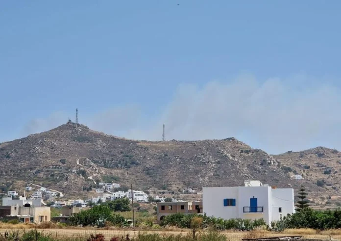 Φωτιά στη Νάξο: Ενισχύονται οι δυνάμεις – Μεταβαίνουν πυροσβέστες από τη Σύρο