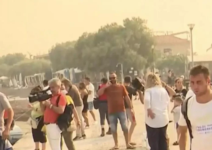 Καίγεται η Νέα Αγχίαλος: Εκκενώνουν την περιοχή με βάρκες και φουσκωτά - Απανωτές εκρήξεις