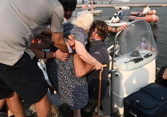 Φωτιά στη Νέα Αγχίαλο: Ιστιοπλοϊκά πληρώματα συνδράμουν στην εκκένωση
