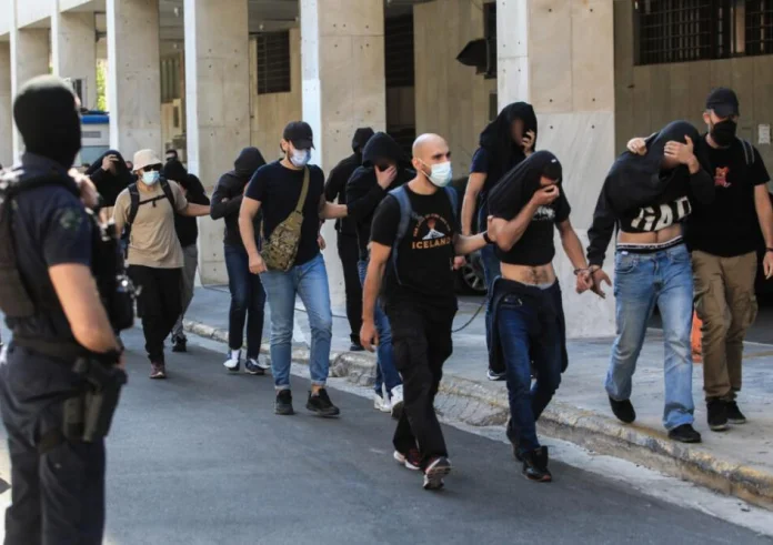 Νέα Φιλαδέλφεια: Το σκεπτικό της απόφασης για την προφυλάκιση των 105 χούλιγκαν