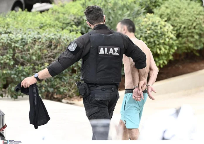 Νέος Κόσμος: Λήξη συναγερμού με τον άνδρα που είχε ταμπουρωθεί σπίτι του - Βγήκε συνοδευόμενος από τη μητέρα του