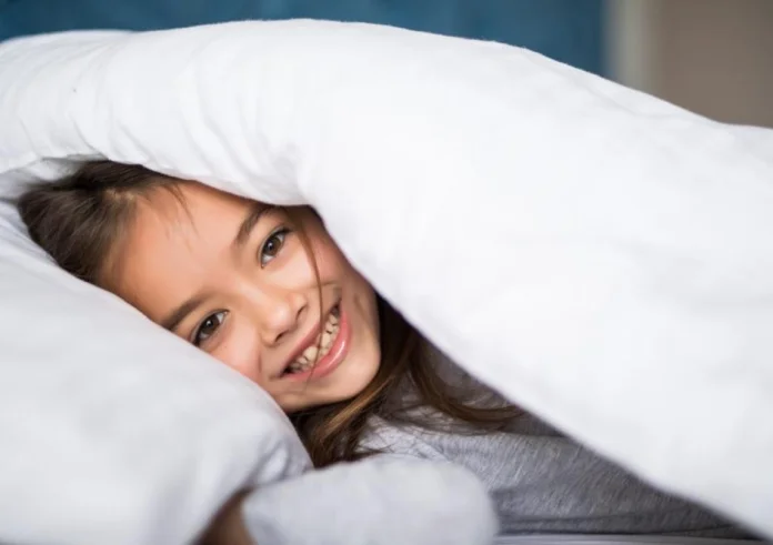 Πρωινό ξύπνημα: 9 tips για να ξυπνά το παιδί για το σχολείο χωρίς γκρίνια