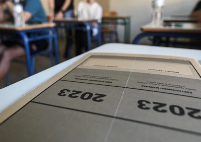 Πανελλαδικές 2023: Το SMS για τα 19.500 μόρια τη βρήκε σε καραντίνα με κορoνοϊό