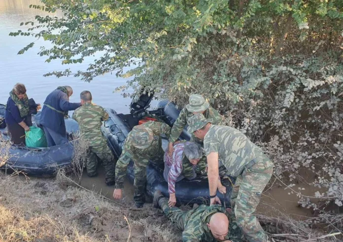 Θεσσαλία: Συγκινεί πεζοναύτης που ξαπλώνει στις λάσπες για να περάσουν με ασφάλεια ηλικιωμένοι