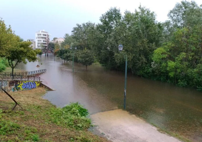 Φούσκωσε επικίνδυνα ο Πηνειός – Μήνυμα του 112 για εκκενώσεις χωριών
