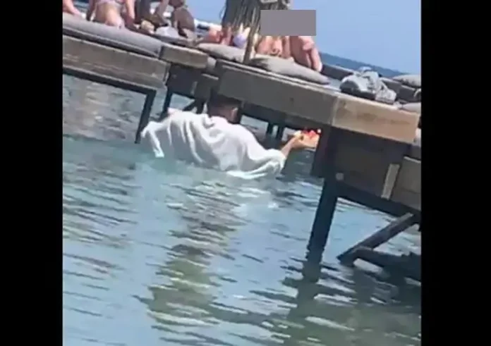 Φωτιά στη Ρόδο: Κάηκε το beach bar με τον σερβιτόρο κολυμβητή