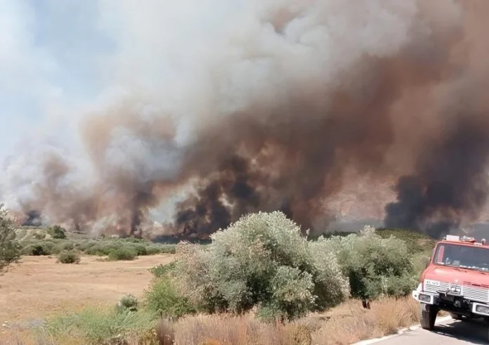 Ρόδος: Ανεξέλεγκτη η φωτιά. Εκκενώνονται τρία χωριά και ένα ξενοδοχείο