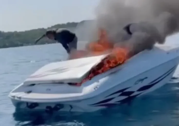 Κατεβείτε από το σκάφος! Θα ανατιναχθεί! Πήδα έξω αμέσως