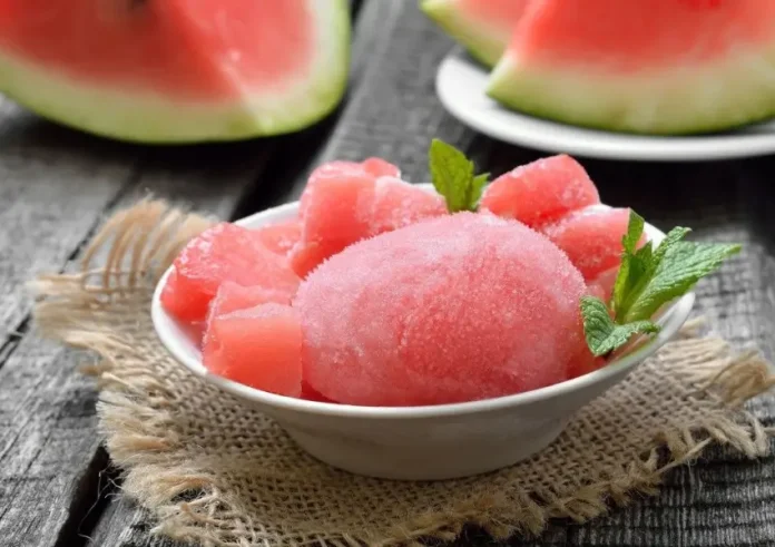Φτιάξτε εύκολα sorbet καρπούζι με μόνο 2 υλικά