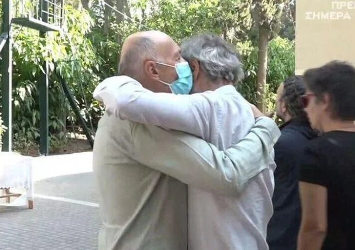 Τραγωδία στους Φούρνους Ικαρίας: Συντετριμμένοι ο Οδυσσέας Σταμούλης και η πρώην σύζυγός του στο μνημόσυνο του γιου τους