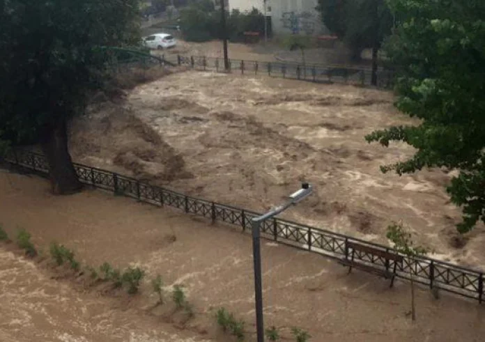 «Δύο οι νεκροί μέχρι στιγμής» λέει ο Αχιλλέας Μπέος, απαγόρευση κυκλοφορίας στην πόλη