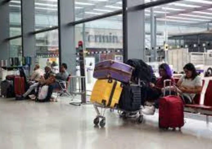 Εγκλωβισμένοι για ώρες τουρίστες στα ελληνικά νησιά: Ξεμείναμε στην Κέρκυρα - Νέες ακυρώσεις πτήσεων