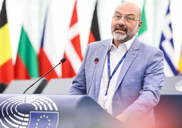 Σάκης Αρναούτογλου: Συναγερμός για την υδάτινη ρύπανση από αντικαταθλιπτικά
