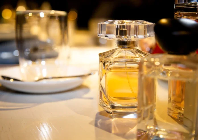 Το μυστικό της Coco Chanel για να διαρκεί περισσότερο το άρωμα