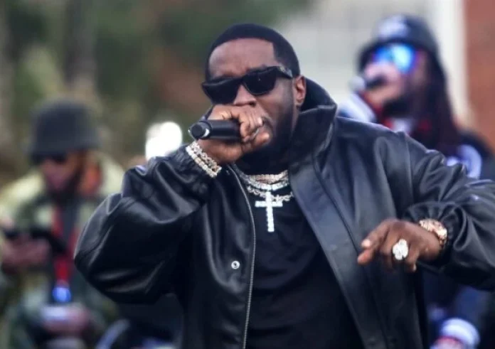 Η viral φωτογραφία του Diddy που προκαλεί αντιδράσεις – Τρώει από το σώμα μιας γυμνής γυναίκας