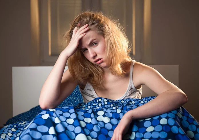 Ξενύχτησες; 5 tips για λαμπερή επιδερμίδα την επόμενη μέρα