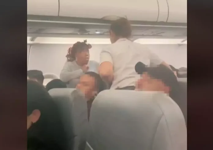 Επιβάτιδα της Frontier Airlines ξέχασε το κινητό της και απαίτησε να γυρίσει πίσω το αεροπλάνο