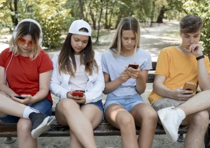 Περισσότερες από 6.000 αποβολές μαθητών λόγω χρήσης κινητού στα σχολεία