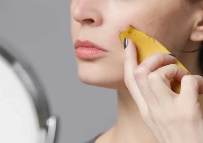 Banana botox: Ποια είναι η φυσική μέθοδος αντιγήρανσης για την οποία μιλούν όλοι στο TikTok;