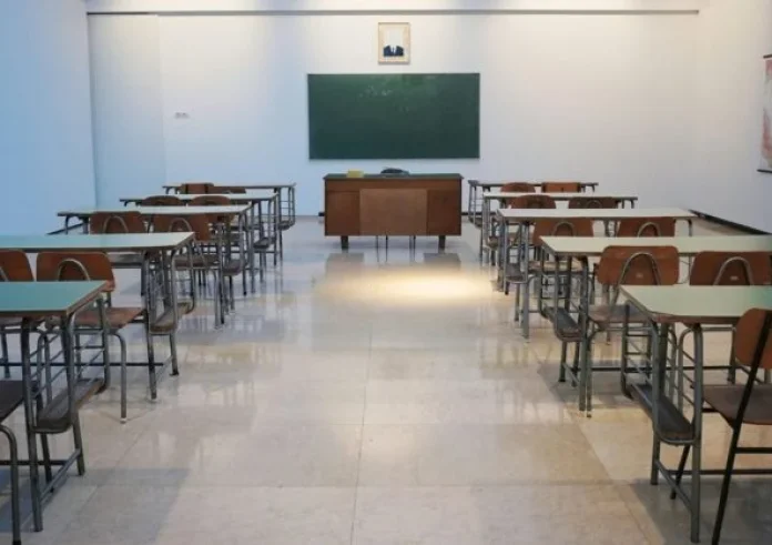 Χαμός σε γυμνάσιο της Λευκωσίας: Μαθητής μοίρασε 15.000 ευρώ στο σχολείο του